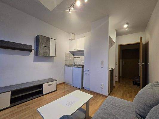 Wohnzimmer mit offener Küche