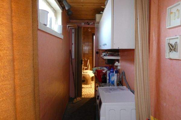 Der Flur- und Hauswirtschaftsbereich führt in ein