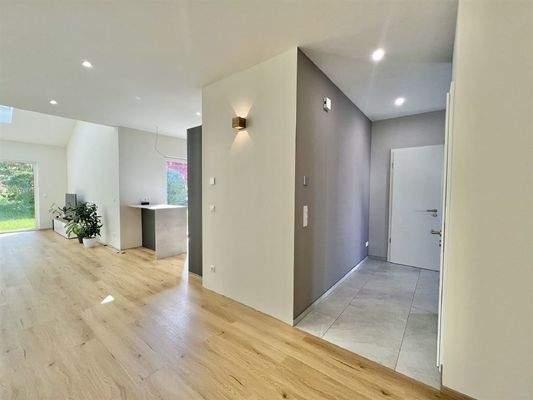 Großzügige, offene Grundrissplanung mit Deckenspot