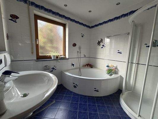 Bad mit Dusche und Wanne