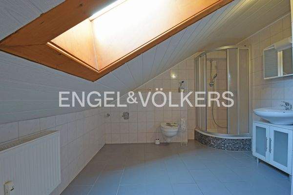 und in das Bad führt