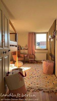 Kinderzimmer zum Garten.jpg