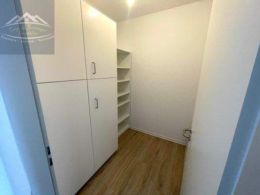 Abstellraum -möbliert-