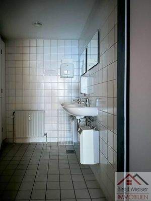15 2. OG_WC-Anlage mit 2 Toiletten