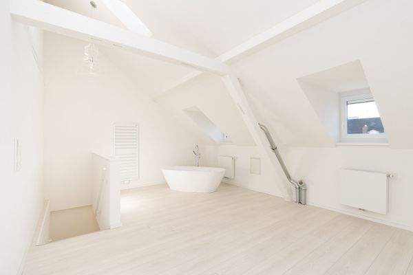 Schlafzimmer mit freistehender Badewanne DG