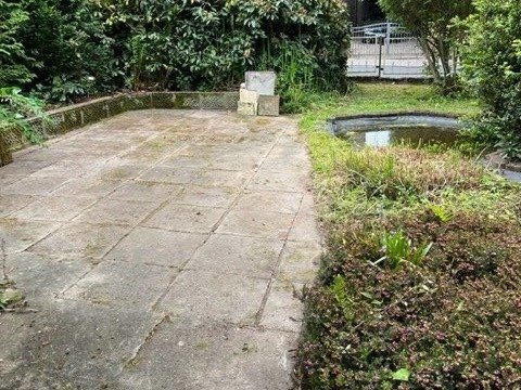 Terrasse im grünen Hausgarten