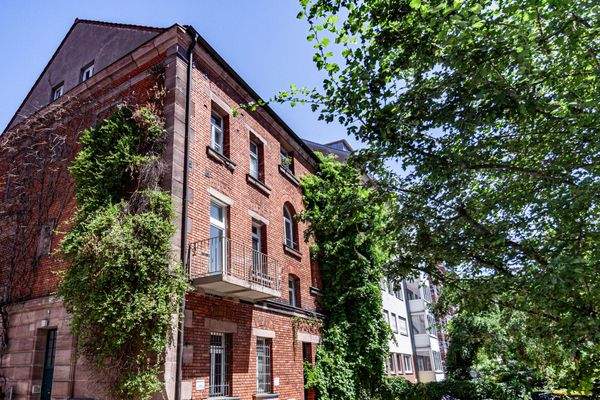 Historische Altbau-Klinkerfassade | Loftwohnung im Dachgeschoss