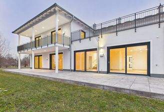 Moderne Außenansicht mit bodentiefen Fensterfronten