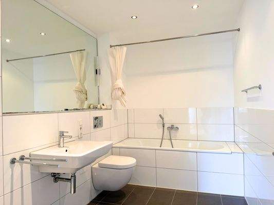 Bad (am Elternschlafzimmer)