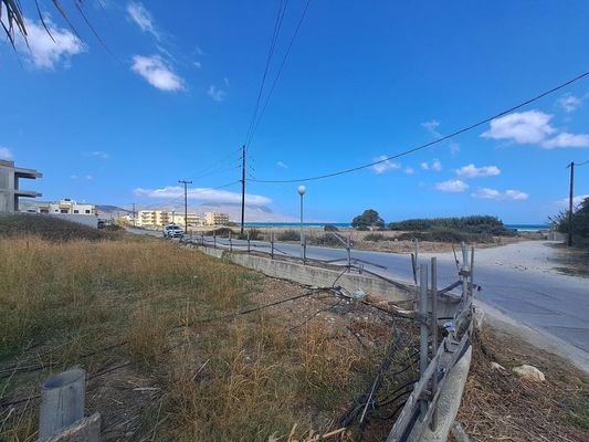 Kreta, Kissamos: Eckgrundstück neben dem Strand zu