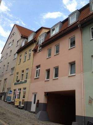 Laden links neben Einfahrt