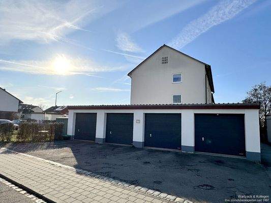 Giebelseite & Garagen