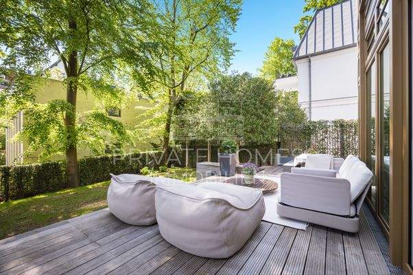 Garten mit großer Terrasse