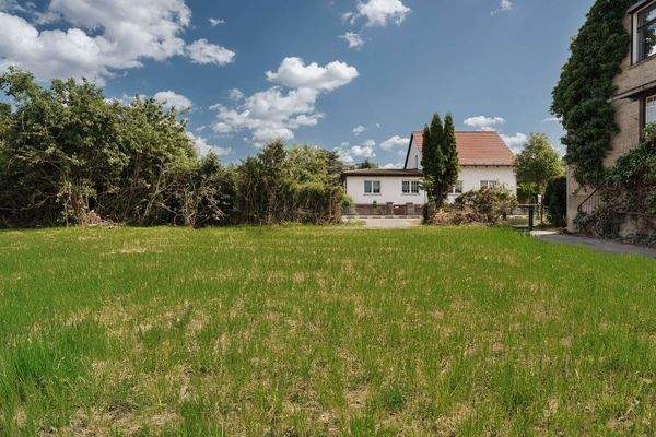 Garten mit Straßenblick
