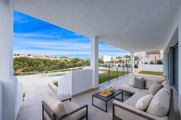  Terrasse mit Poolblick