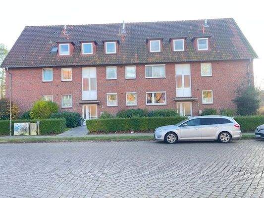 Straßenansicht-Hauseingang-rechts mit Küchenfenster