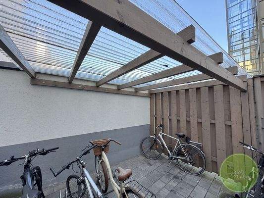 Überdachter Fahrradstellplatz im Hof.