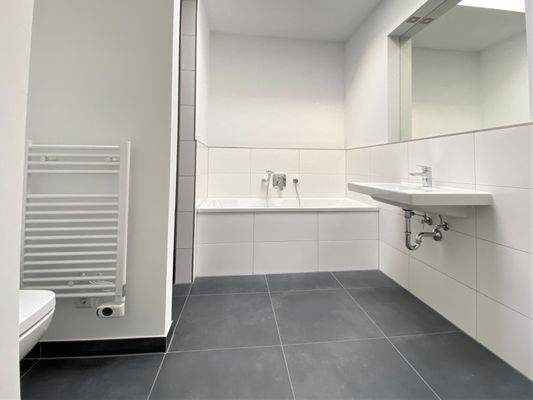 Bad mit Dusche und Badewanne