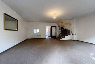 Wohnzimmer mit Stiege in das Dachgeschoß