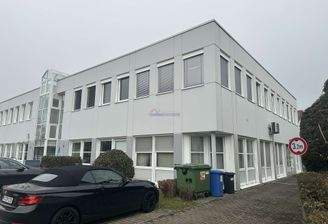 Gebäudehälfte Einfahrt Stellplätze