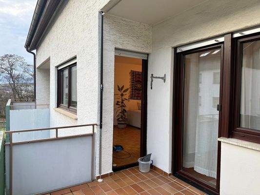 Balkon mit offenem Fenster