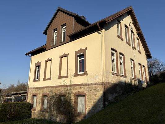 Imposante Fassade mit Bruchsteinkeller