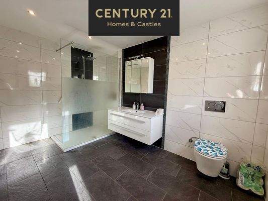 Tageslichtbad mit ebenerdiger Dusche