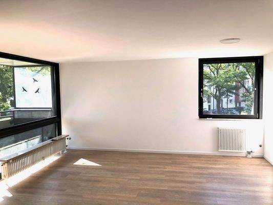 großer Praxisbereich mit Balkonausgang