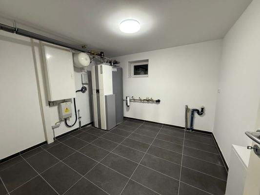 Technikraum mit Wärmepumpe