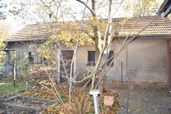 Garagengebäude mit Eingang vom Hof