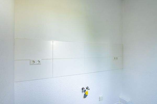 Weisse Fliesenwand