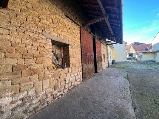 Hofansicht mit Nebengebäude