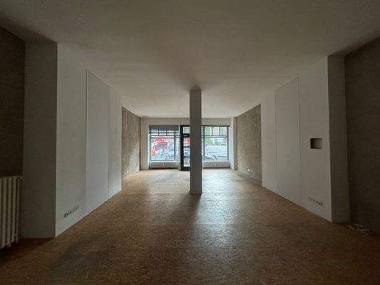 Innenraum, vorn zur Straße