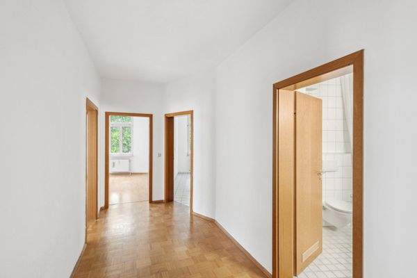 Flur, über den alle Zimmer zu erreichen sind