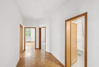 Flur, über den alle Zimmer zu erreichen sind