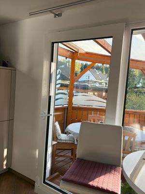 Blick auf Terasse mit Schiebetür