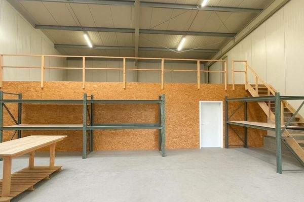 Blick aus Halle auf Produktion.JPG