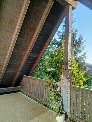 Überdachter Balkon mit Aussicht