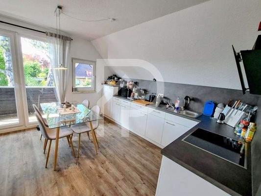 Küchenzeile mit Essbereich