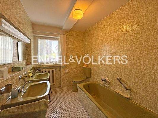 EG: Tageslichtbad mit Wanne