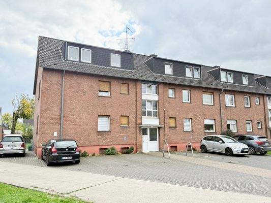 Außenansicht inklusive Stellplätze 