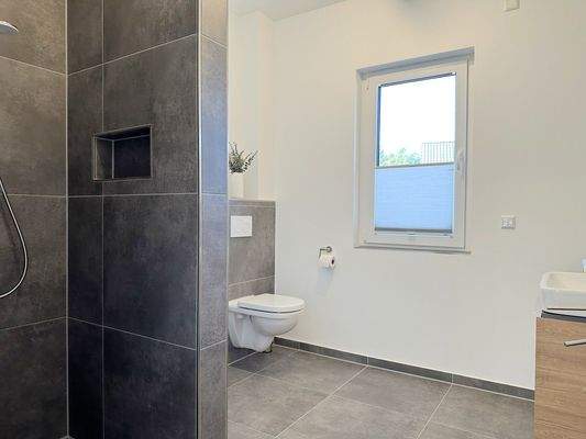Badezimmer mit ebenerdiger Dusche im Obergeschoss