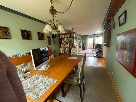 Ess- und Wohnbereich (Weitwinkelaufnahme)