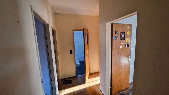 Flur 1 OG mit mehreren Türen