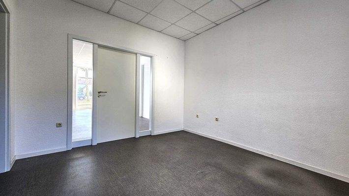 Büroraum mit Zugang zur Ladenfläche