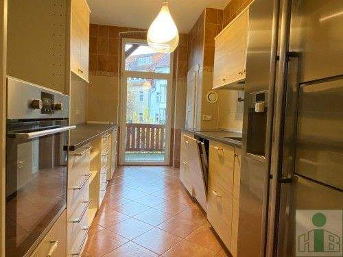 Küche mit Austritt auf den Balkon