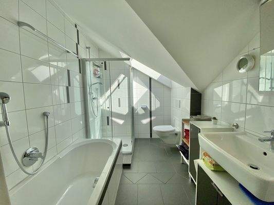 Badezimmer im Dachgeschoss