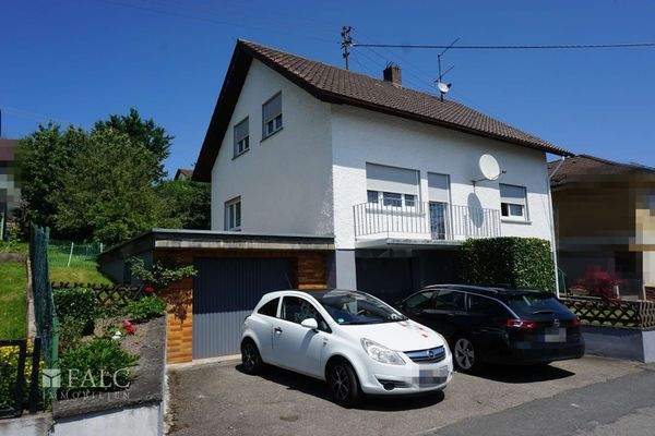 Wohnhaus mit Doppelgarage