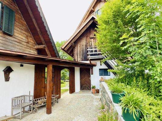 Verbindungsteil vom Gästehaus zum Holzlager