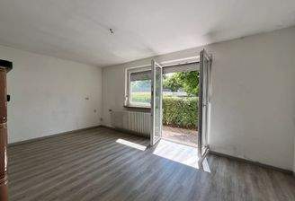 Wohnzimmer mit Zugang zur Terrasse